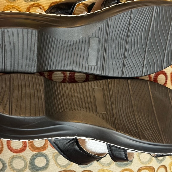 Light as a feather and super comfy sandal with flower design. Size 10 - Picture 4 of 4